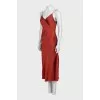 Коричнева сукня прямого крою з вирізом із шовку