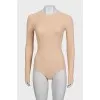 Бежевий боді облягаючого крою