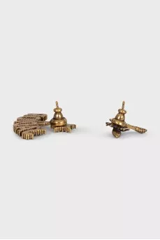 A set of earrings and a brooch