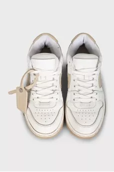 Кросівки білого кольору з лого