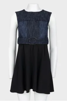 Sleeveless dress with a belt