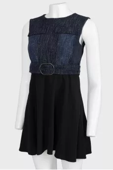 Sleeveless dress with a belt