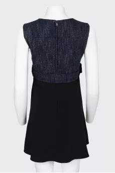 Sleeveless dress with a belt