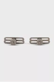 Сріблястого кольору сережки у формі логотипу