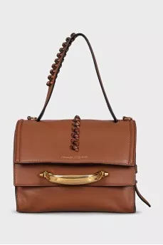 Сумка из кожи коричневого цвета с золотистой ручкой