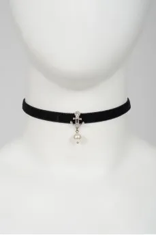 Velvet chocker with a silver anchor