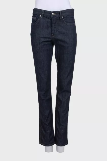 Dark blue straight-leg jeans with a button
