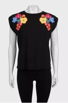 Black straight-cut T-shirt with embroidery