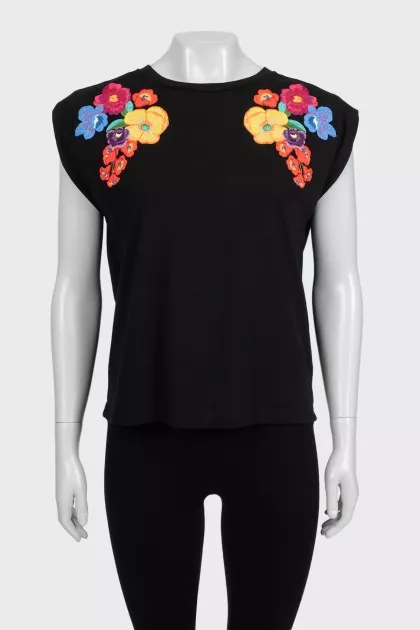 Black straight-cut T-shirt with embroidery