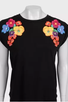 Black straight-cut T-shirt with embroidery