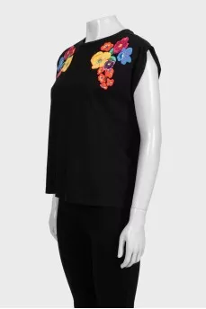 Black straight-cut T-shirt with embroidery