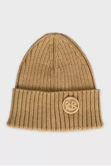 Beige hat decorated with branded embroidery