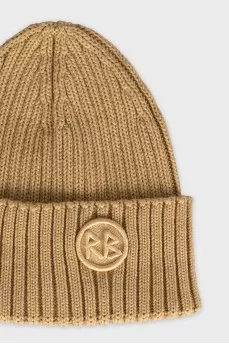 Beige hat decorated with branded embroidery