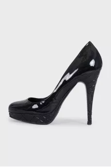 Black patent leather heels with a 3D pattern