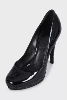 Black patent leather heels with a 3D pattern