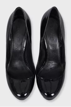 Black patent leather heels with a 3D pattern