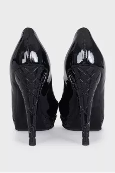 Black patent leather heels with a 3D pattern