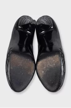 Black patent leather heels with a 3D pattern