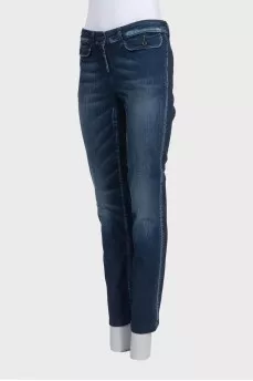 Синие джинсы прямого кроя с потертостями