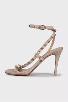 Бежевые босоножки Rockstud из кожи
