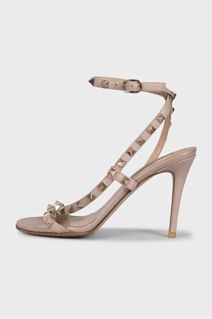 Бежевые босоножки Rockstud из кожи