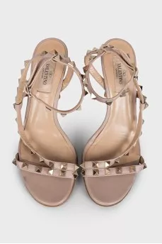 Бежевые босоножки Rockstud из кожи