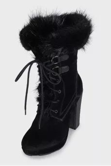 Suede ankle boots insulated with fur