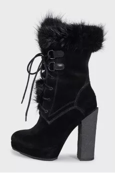 Suede ankle boots insulated with fur