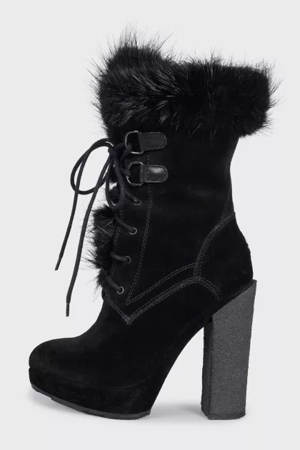 Suede ankle boots insulated with fur