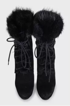 Suede ankle boots insulated with fur