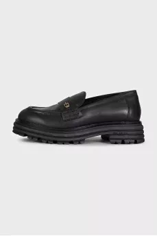 Черные кожаные лоферы с серебристым лого