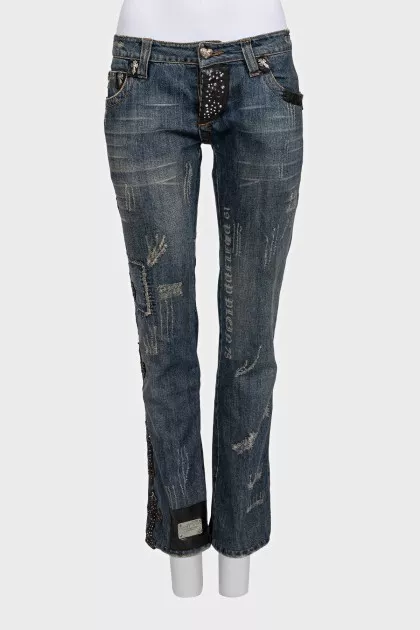 Blue jeans with embellishments on the mid-rise