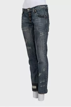 Blue jeans with embellishments on the mid-rise