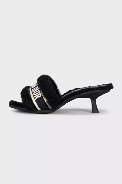 Mules with heels decorated with fur