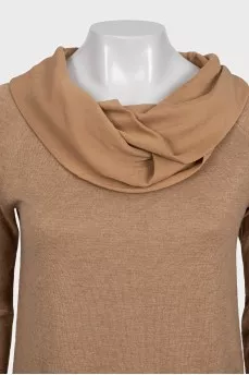 Straight-cut jumper with an accent collar