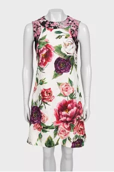 Fitted dress with a large floral print