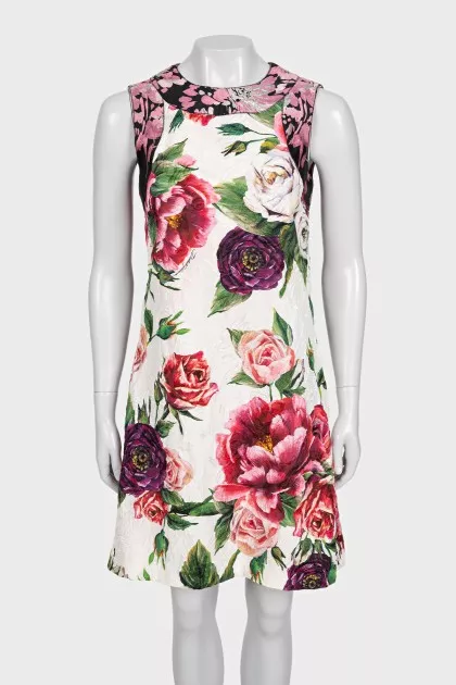 Fitted dress with a large floral print