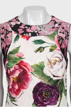 Fitted dress with a large floral print