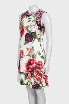 Fitted dress with a large floral print