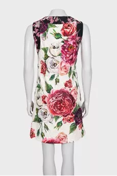 Fitted dress with a large floral print
