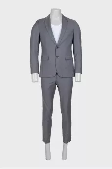 Men's suit with straight trousers made of gray wool