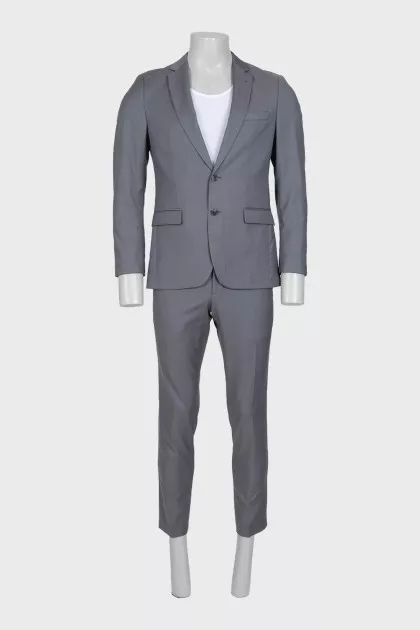 Men's suit with straight trousers made of gray wool