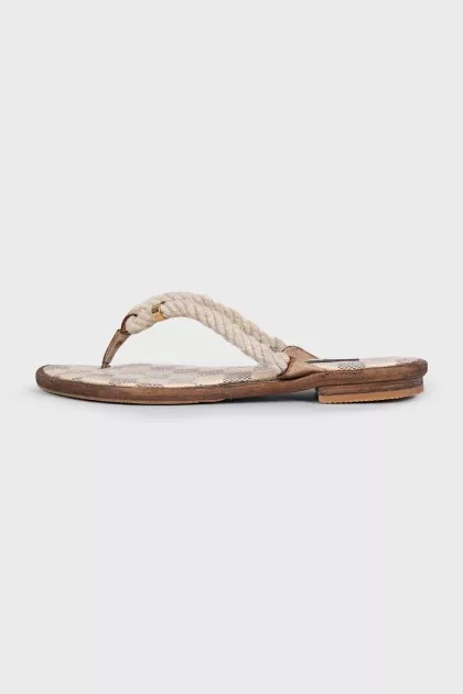Beige leather flip-flops with a print