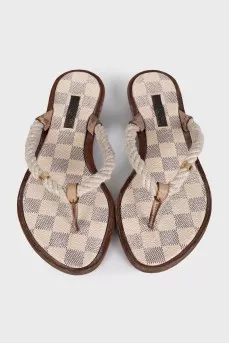 Beige leather flip-flops with a print