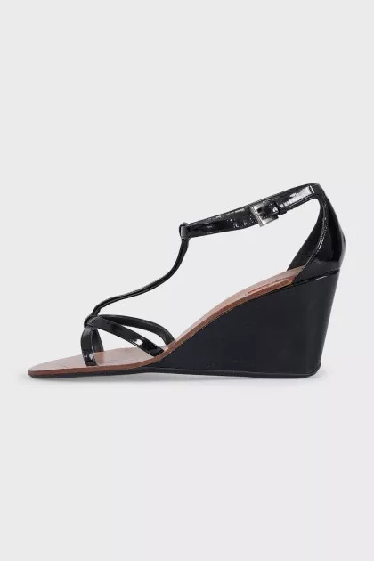 Черные лакированные босоножки из кожи