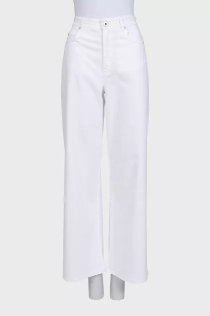 White jeans with leather jacron