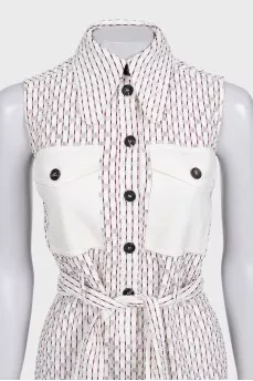 Белое приталенное платье с поясом
