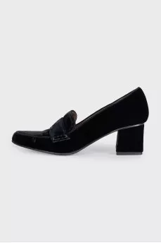 Black velvet pointed toe shoes