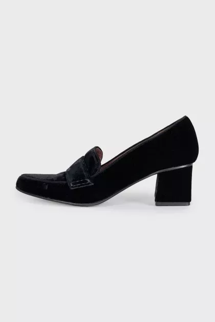 Black velvet pointed toe shoes