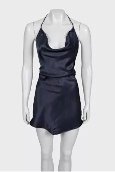 Fitted dress with ties and an open back